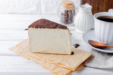 beyaz fincan kahve veya cheesecake eski rustik beyaz arka plan kopya alanı üzerinde yumuşak peynir bir parçası ile siyah kahve