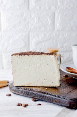 beyaz fincan kahve veya cheesecake eski rustik beyaz arka plan kopya alanı üzerinde yumuşak peynir bir parçası ile siyah kahve