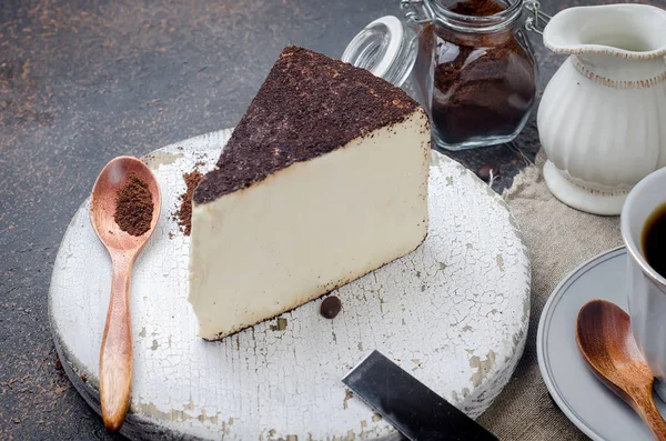 Xícara Branca Café Preto Com Pedaço Queijo Macio Café Cheesecake — Fotografia de Stock