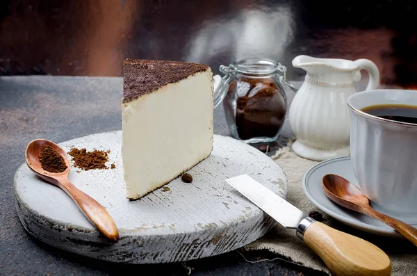 Beyaz Fincan Kahve Koyu Arka Plan Kopya Alanı Üzerinde Cheesecake — Stok fotoğraf