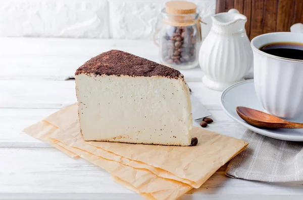 Beyaz Fincan Kahve Veya Cheesecake Eski Rustik Beyaz Arka Plan — Stok fotoğraf