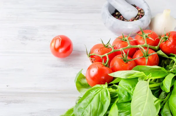 Tomates Maduros Mucha Albahaca Verde Ajo Sal Especias Mortero Piedra — Foto de Stock