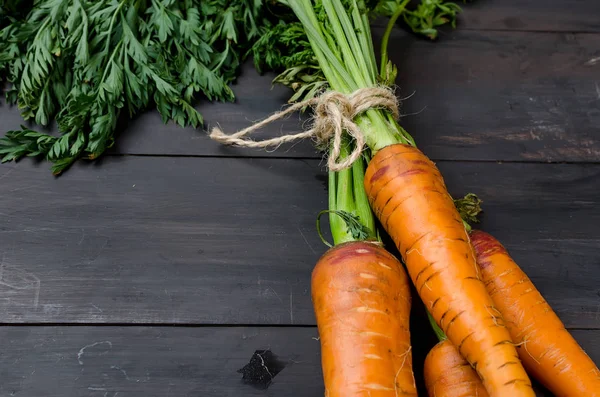 Ett Gäng Färska Morötter Med Gröna Blad Över Gammal Mörk — Stockfoto