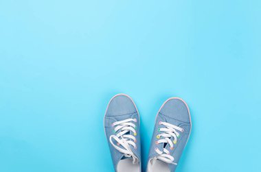 Mavi bir çift spor ayakkabı açık mavi renkli boşaltmak, üstten görünüm, yaz kız moda bakmak kavramı üzerinde tuval.