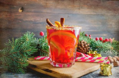 Geleneksel sıcak toddy kış baharat tarifi içkiyle. Sağlıklı organik ev yapımı tatil kutlama içecek cam. 