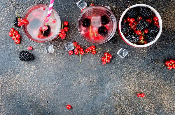 Zwei Gläser Mit Einem Cocktail Aus Roten Johannisbeeren Brombeeren Und — Stockfoto