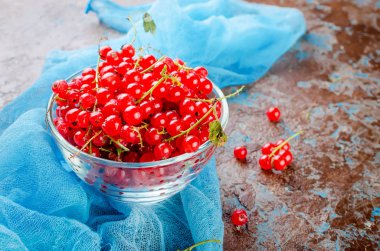 Olgun taze kırmızı kuş üzümü meyveleri koyu rustik arka plan üstten görünüm, kopya alanı üzerinde cam kapta