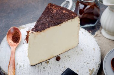 beyaz fincan kahve ya da koyu arka plan, kopya alanı üzerinde cheesecake yumuşak peynir bir parçası ile siyah kahve