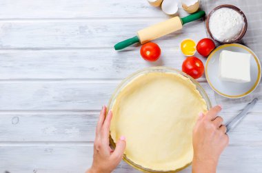 bir pişirme çanağı ve malzemeler için peynir ve domates, kopya alanı, üstten görünüm ile Yunan pasta pişirme için hamur ham Bankası