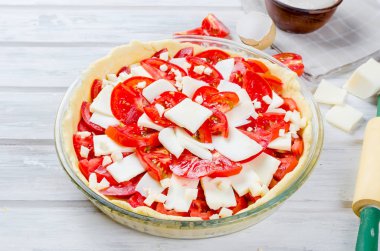 bir pişirme çanağı ve malzemeler için peynir ve domates, kopya alanı, üstten görünüm ile Yunan pasta pişirme için hamur ham Bankası