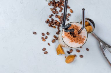 Sütlü çikolata kokteyl veya soğuk şanti kahve süt ve buz ile hafif koyu arka plan üzerinde kopya alanı kakao serpin,