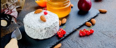 mavi peynir tatlım, frenk üzümü meyveler, fındık ve bir şişe şarap karanlık bir tablo, gurme gıda, kavramı ile başı yuvarlak İtalyan peyniri, romantik akşam