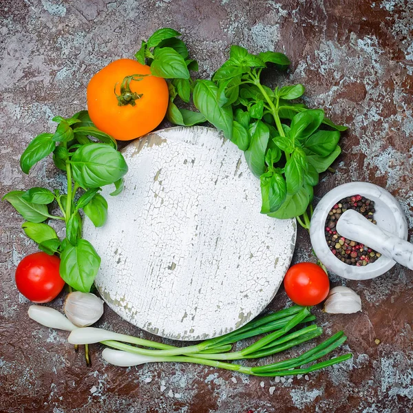 Legumes Torno Uma Tábua Madeira Redonda Branca Corte Ingredientes Para — Fotografia de Stock