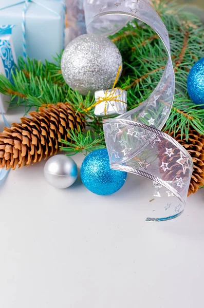 Fondo Decorativo Navidad Con Ramas Abeto Conos Bola Navidad Plata —  Fotos de Stock