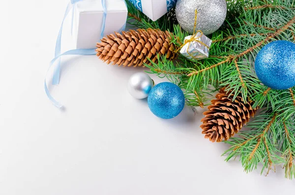 Weihnachten Dekorativen Hintergrund Mit Tannenzweigen Zapfen Silberne Weihnachtskugel Und Tojs — Stockfoto