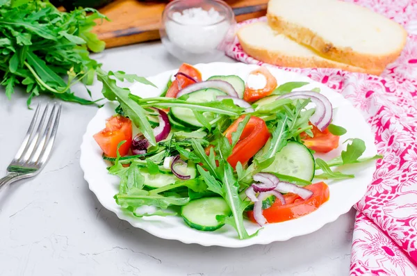 Salad Arugula Tomatoes Cucumbers Light Background Concept Healthy Eating Light — Stock Photo, Image