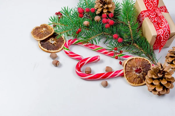 Fundo Decorativo Com Ramos Abeto Bagas Congeladas Frutas Cristalizadas Secas — Fotografia de Stock