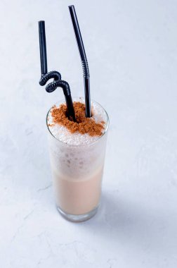 Sütlü çikolata kokteyl veya soğuk şanti kahve süt ve buz ile hafif koyu arka plan üzerinde kopya alanı kakao serpin, 