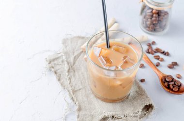 kahve buz cam ve kahve çekirdekleri bir gri tablosudur, üstten görünüm, kopya alanı