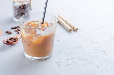 kahve buz cam ve kahve çekirdekleri bir gri tablosudur, üstten görünüm, kopya alanı