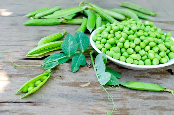 Guisantes Verdes Jóvenes Tazón Vainas Guisantes Fondo Gris Madera Vieja — Foto de Stock