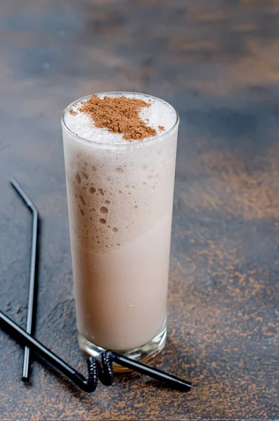 Milchschokoladencocktail Oder Kalter Schlagkaffee Mit Milch Und Eis Auf Dunklen — Stockfoto