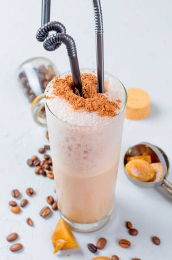 Sütlü çikolata kokteyl veya soğuk şanti kahve süt ve buz ile hafif koyu arka plan üzerinde kopya alanı kakao serpin,