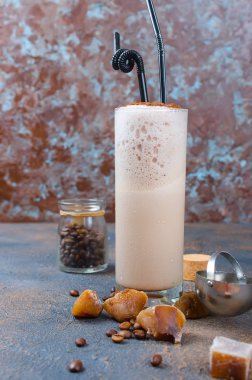 Sütlü çikolata kokteyl veya soğuk sütü ve buz ile çırpılmış kahve koyu arka plan üzerinde kopya alanı kakao serpin, 