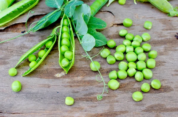 Vainas Guisantes Verdes Jóvenes Guisantes Sobre Viejo Fondo Rústico Madera — Foto de Stock