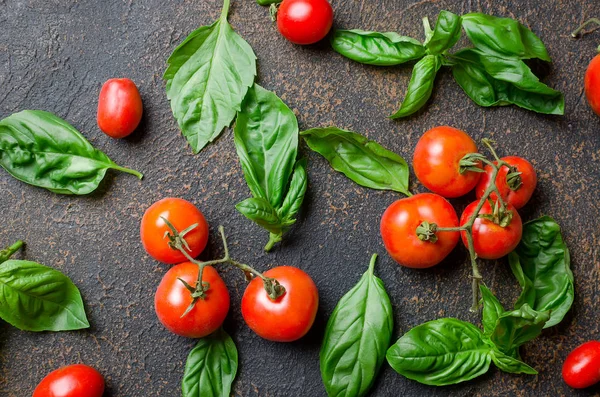 Monte Folhas Manjericão Fresco Verde Disperso Tomates Cereja Fundo Velho — Fotografia de Stock