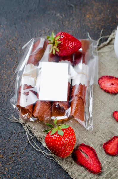 Reife Saftige Erdbeeren Form Von Trockenen Chips Und Fruchtlederrollen Auf — Stockfoto