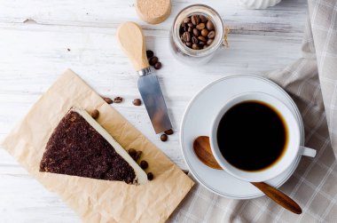 beyaz fincan kahve veya cheesecake eski rustik beyaz arka plan kopya alanı üzerinde yumuşak peynir bir parçası ile siyah kahve