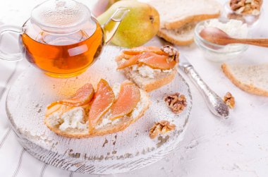 Kahvaltı Seti. ricotta peyniri ve armut reçelli sandviç çay. Bir fincan çay ve cam çaydanlık. Üstten Görünüm, kopya alanı 