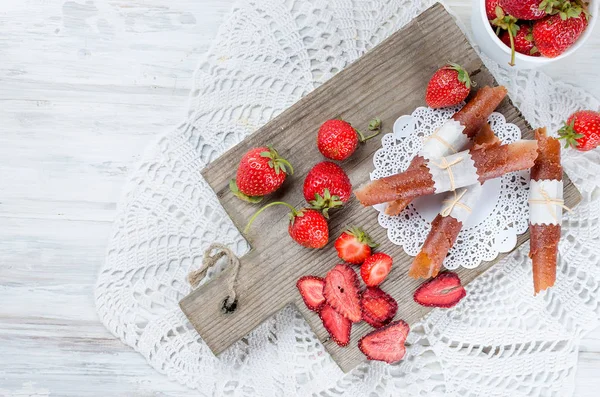 Reife Saftige Erdbeeren Form Von Trockenen Chips Und Fruchtlederrollen Auf — Stockfoto