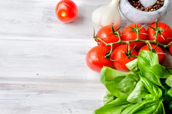 Reife Tomaten Viel Grünes Basilikum Und Knoblauch Salz Und Gewürze — Stockfoto