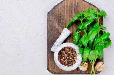 Brunch Yeşil fesleğen, sarımsak, tuz ve baharat hafif gri taş zemin üzerine. Üstten görünüm, kopya alanı. 