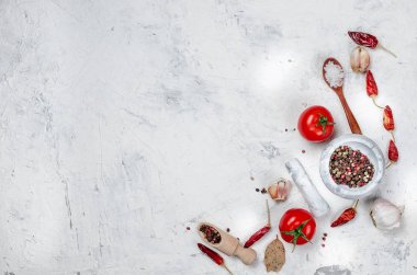 Olgun Kiraz domates, yeşil soğan ve maydanoz, sarımsak, Solta kaşık ve baharat beyaz taş zemin üzerine. Üstten Görünüm, kopya alanı. 