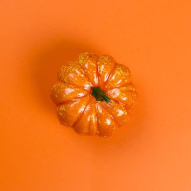 turuncu turuncu bir arka plan üzerinde kabak. Cadılar Bayramınız Kutlu Olsun!