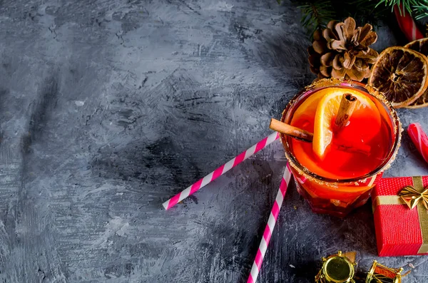 Geleneksel sıcak toddy kış baharat tarifi içkiyle. Sağlıklı organik ev yapımı tatil kutlama içecek cam. 