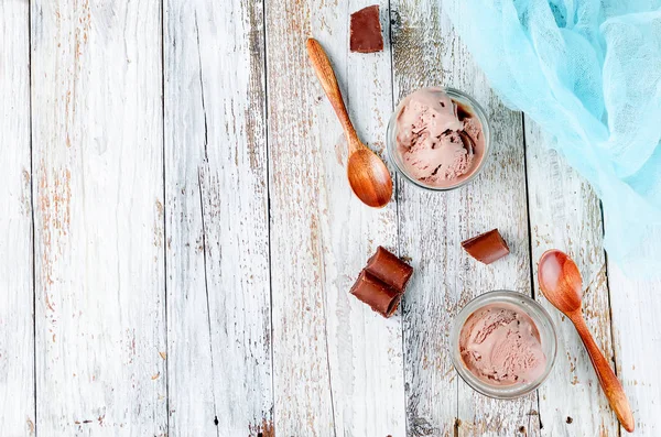 Bola Helado Chocolate Tazón Sobre Una Mesa Rústica Blanca Copiar — Foto de Stock