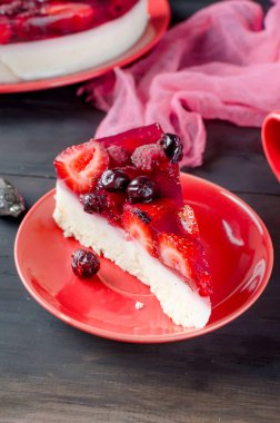 Çocuk oyuncağı veya cheesecake taze çilek - çilek ve ahududu güçlü kahve, kopya alanı ile kahvaltıda ile