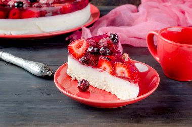 Çocuk oyuncağı veya cheesecake taze çilek - çilek ve ahududu güçlü kahve, kopya alanı ile kahvaltıda ile