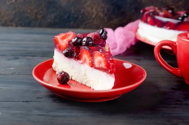 Çocuk oyuncağı veya cheesecake taze çilek - çilek ve ahududu güçlü kahve, kopya alanı ile kahvaltıda ile