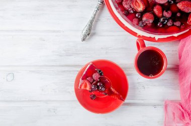 Çocuk oyuncağı veya cheesecake taze çilek - çilek ve ahududu güçlü kahve, kopya alanı ile kahvaltıda ile