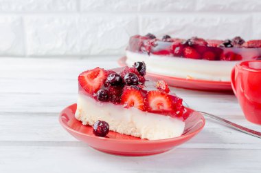Çocuk oyuncağı veya cheesecake taze çilek - çilek ve ahududu güçlü kahve, kopya alanı ile kahvaltıda ile
