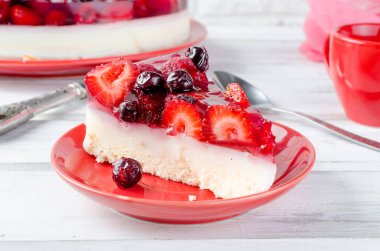 Çocuk oyuncağı veya cheesecake taze çilek - çilek ve ahududu güçlü kahve, kopya alanı ile kahvaltıda ile