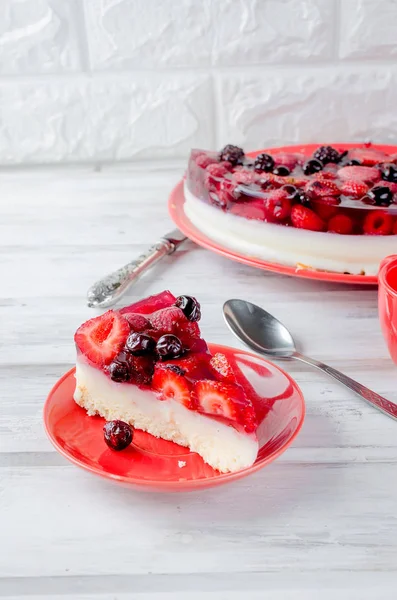 Çocuk oyuncağı veya cheesecake taze çilek - çilek ve ahududu güçlü kahve, kopya alanı ile kahvaltıda ile