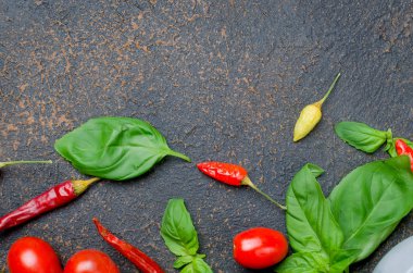 dağınık Yeşil taze fesleğen yaprağı, kiraz domates ve biber biber karanlık paslı eski arka plan üzerinde bir sürü en iyi görünümü kapatın, girintili Kopyala