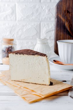 beyaz fincan kahve veya cheesecake eski rustik beyaz arka plan kopya alanı üzerinde yumuşak peynir bir parçası ile siyah kahve