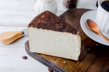 beyaz fincan kahve veya cheesecake eski rustik beyaz arka plan kopya alanı üzerinde yumuşak peynir bir parçası ile siyah kahve